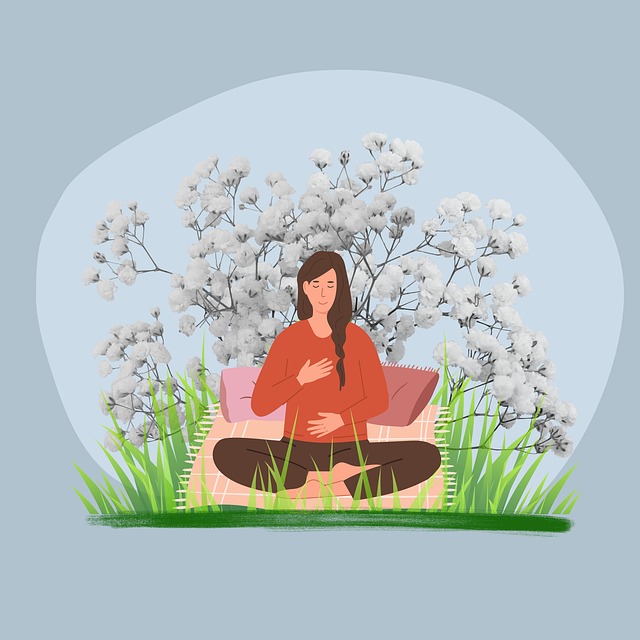 Vrouw die diep ademhaalt met gesloten ogen in de natuur.