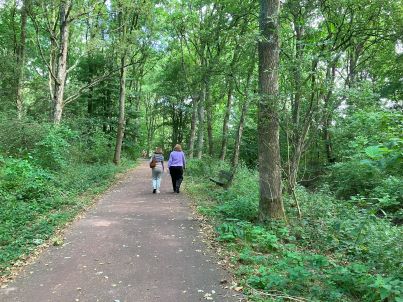 Wandelcoach in Heiloo met cliënt in het Heilooerbos tijdens ontspannen wandeling.